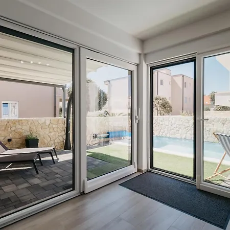 Rd - Private Paradise With Pool & Beautiful Garden - Minimum 4-night شقة ماندري