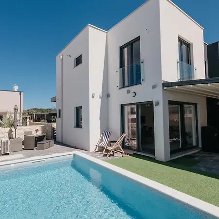 Rd - Private Paradise With Pool & Beautiful Garden - Minimum 4-night ماندري