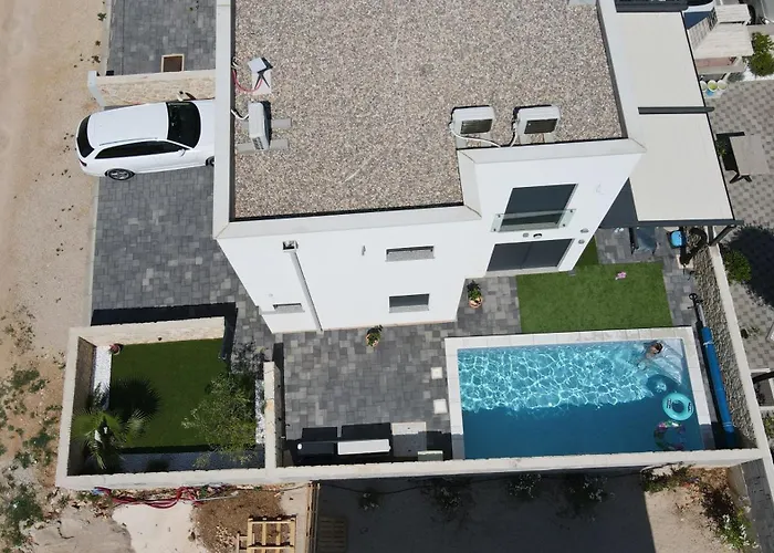 Rd - Private Paradise With Pool & Beautiful Garden - Minimum 4-night Apartment *