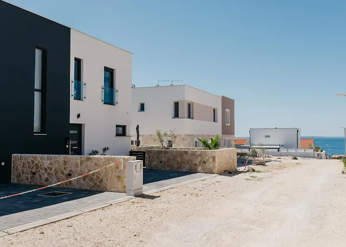 Apartment Rd - Private Paradise With Pool & Beautiful Garden - Minimum 4-night