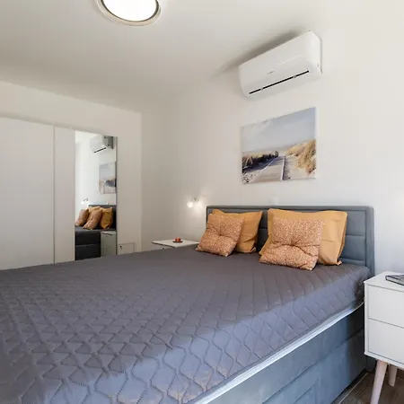 Rd - Private Paradise With Pool & Beautiful Garden - Minimum 4-night Apartment *