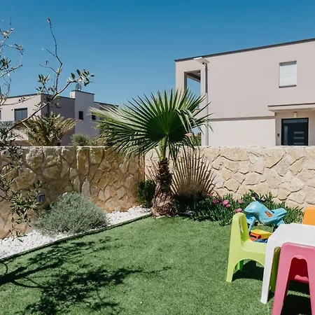 Apartment Rd - Private Paradise With Pool & Beautiful Garden - Minimum 4-night Mandre