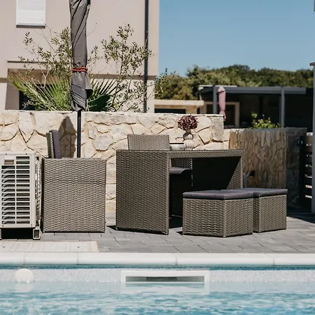 Rd - Private Paradise With Pool & Beautiful Garden - Minimum 4-night Apartment